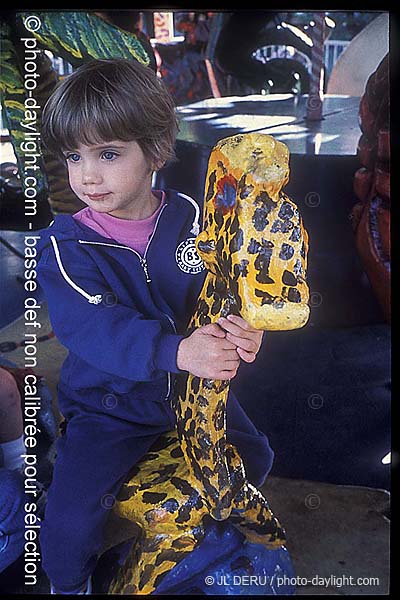 petite fille sur une girafe - little girl on a giraffe